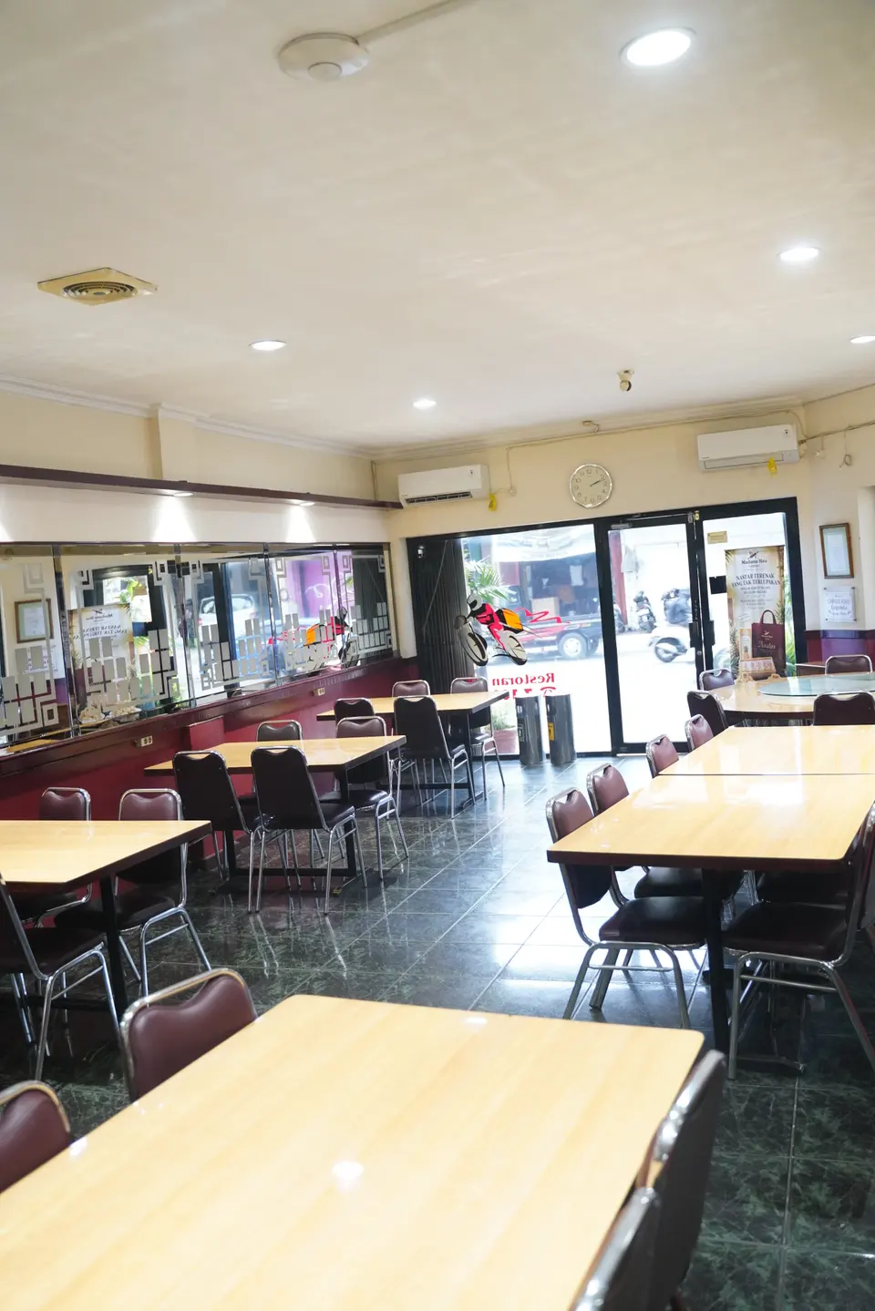 499 Restoran dining room